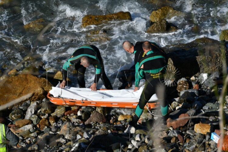 guardia-civil-benzu-cadaver-joven-neopreno-flotador-001