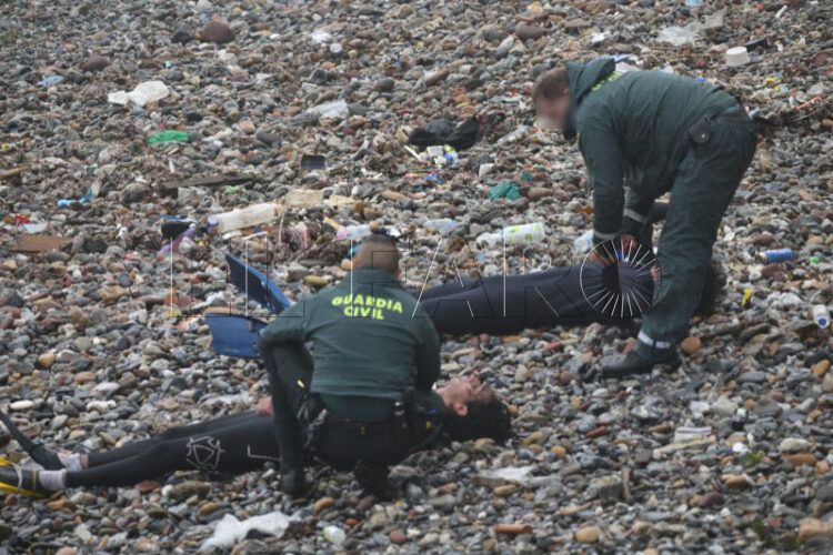 inmigrantes-juegan-vida-mar-plena-borrasca-emilia-021