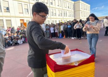 jose-acosta-celebra-dia-constitucion