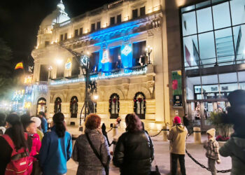 navidad-balcon-villancicos-espiritu-navideno-frio