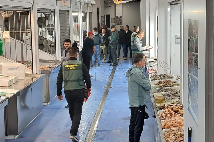 operativo-guardia-civil-mercado-puestos-pescado
