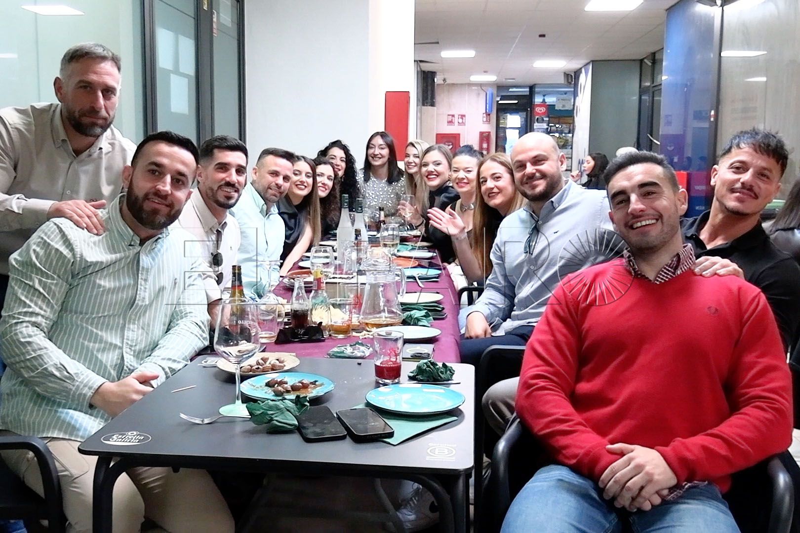 portada-tardebuena-cargada-villancicos-risas-buen-ambiente-2025