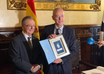 vivas-recibe-secretario-estado-hacienda-006