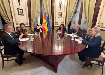 vivas-recibe-secretario-estado-hacienda-016