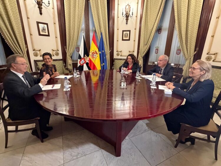 vivas-recibe-secretario-estado-hacienda-016