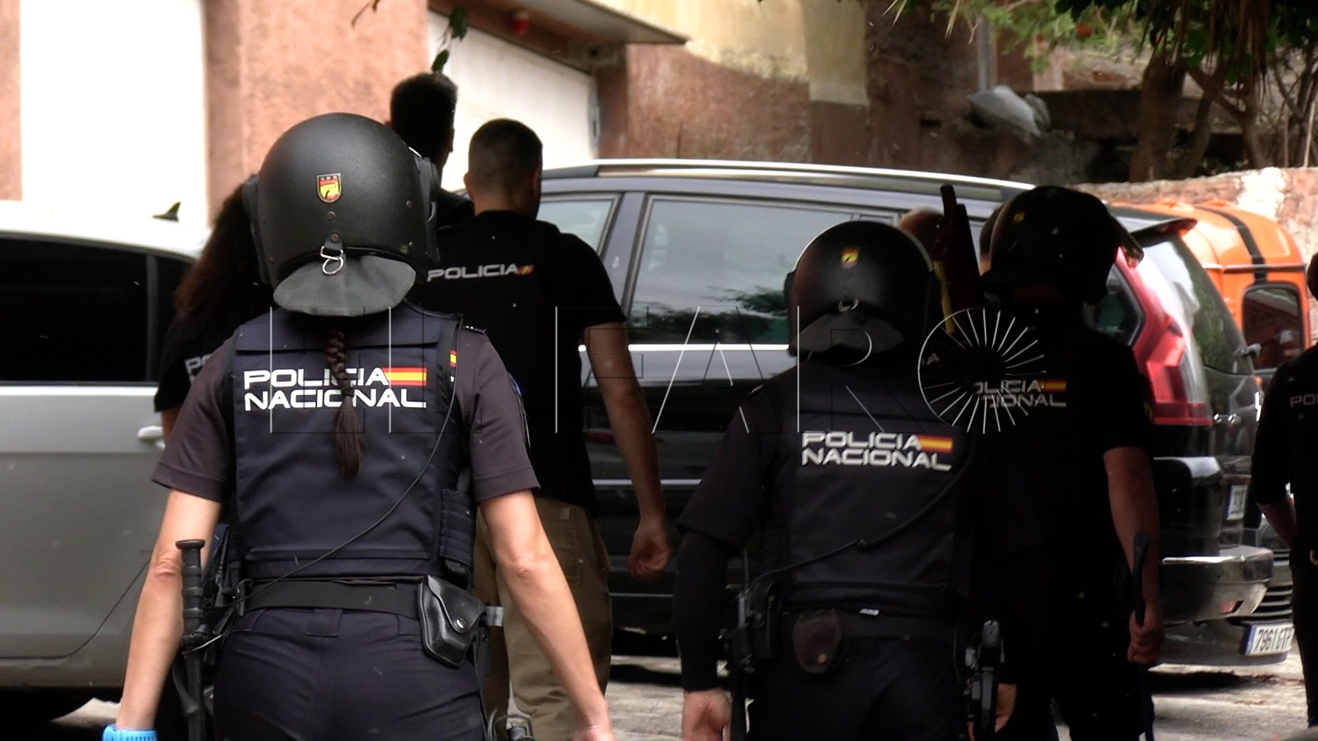 agentes-policia-nacional-espalda