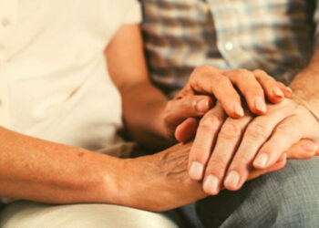 personas-cuidadoras-mayores-manos