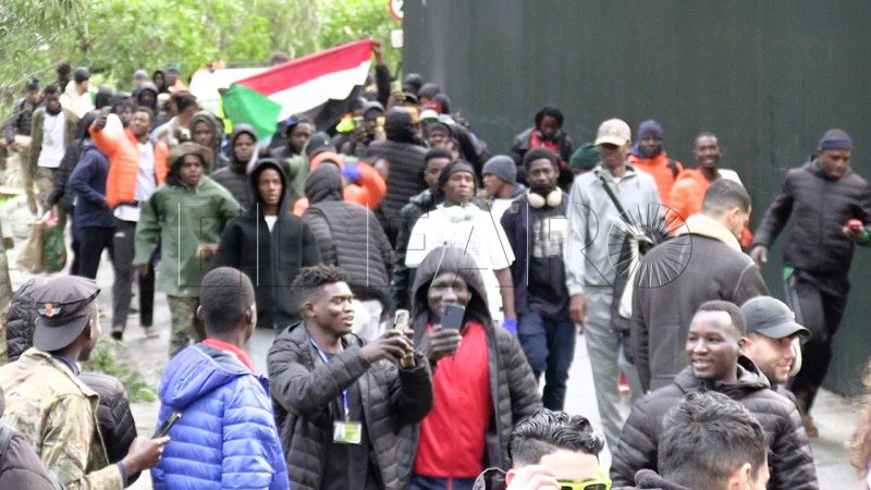 salida-masiva-inmigrantes-ceti-peninsula-002-portada