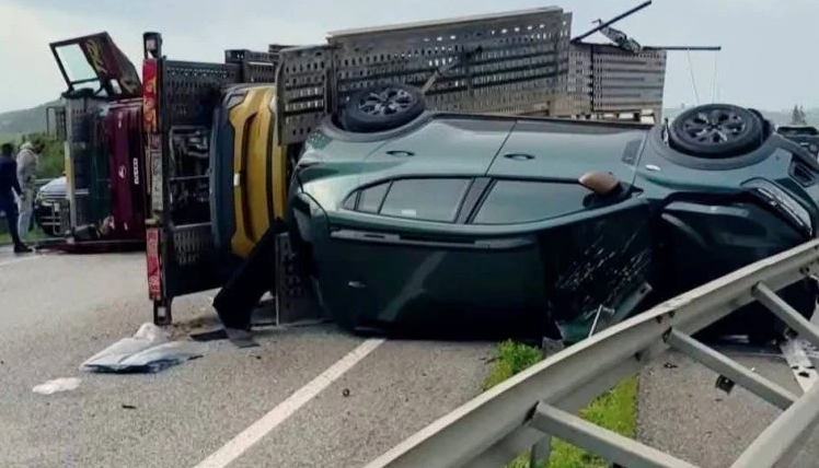accidente-autopista-larache-tanger-camion-vuelca-colisiona-varios-vehiculos