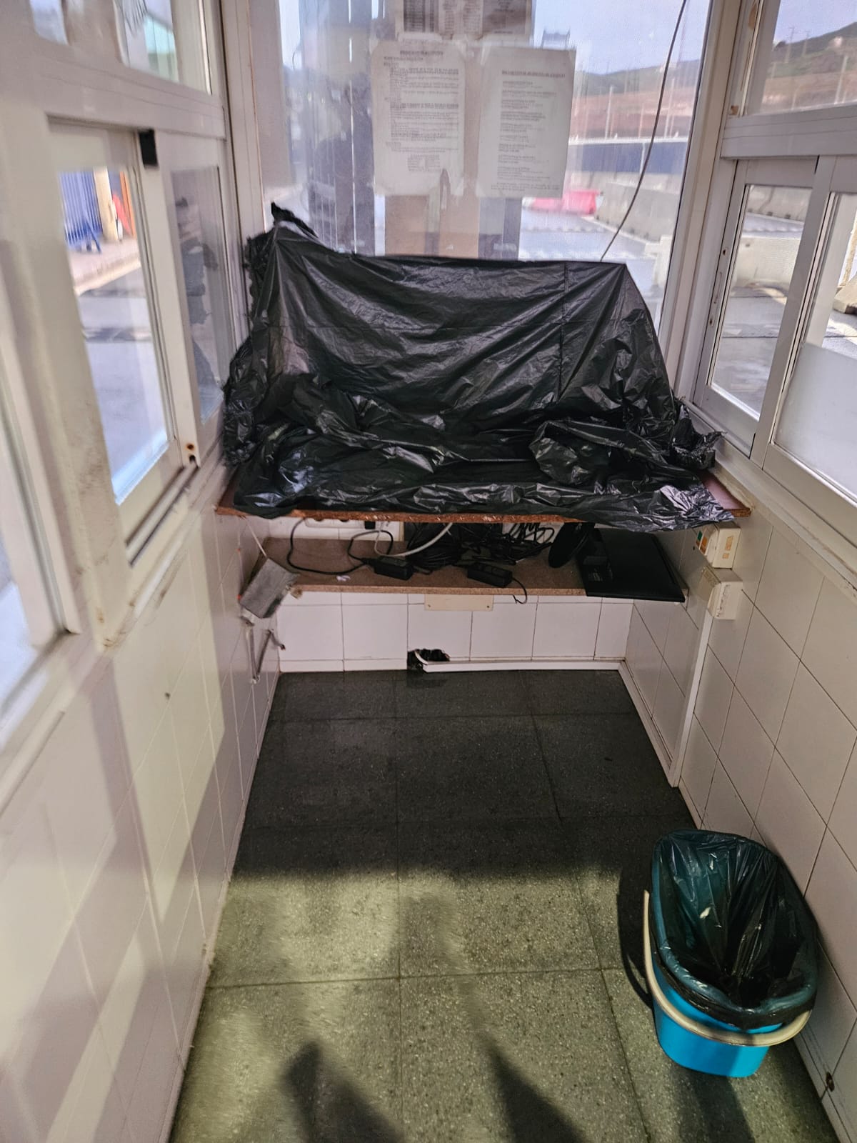 denuncia-sindicatos-policiales-frontera-inteligente-goteras-cubos-9