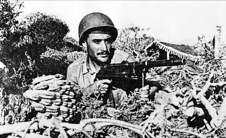 Un paracaidista en la operación Gento.