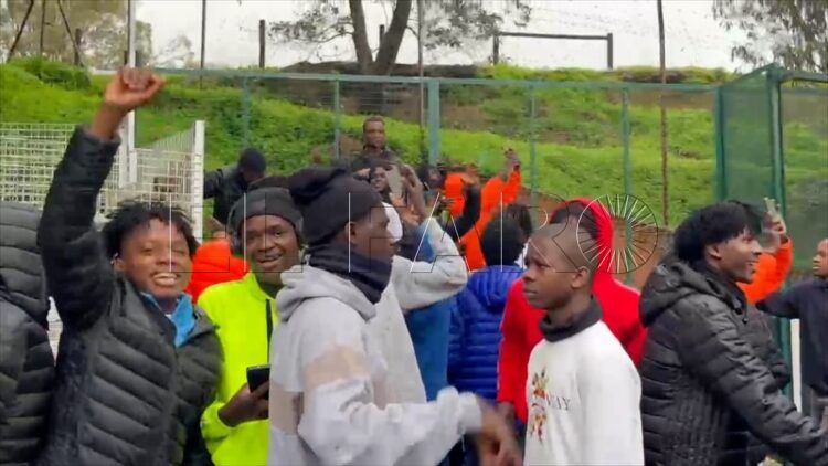 inmigrantes-subsaharianos-celebran-llegada-ceti-borrasca-leonardo-005