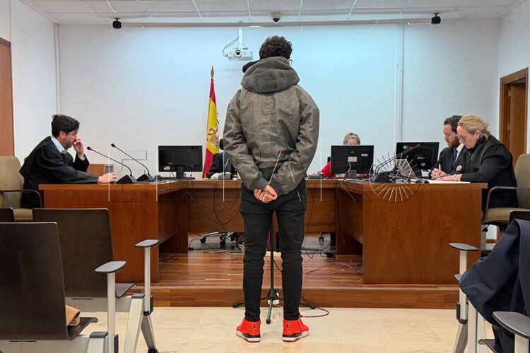 https://elfarodeceuta.es/wp-content/uploads/2026/02/multa-destrozar-mobiliario-hamburgueseria-poligono-750x500.jpg?v=1772001638