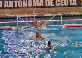 waterpolo-caballa-nada-muriendo-orilla-terrassa-001