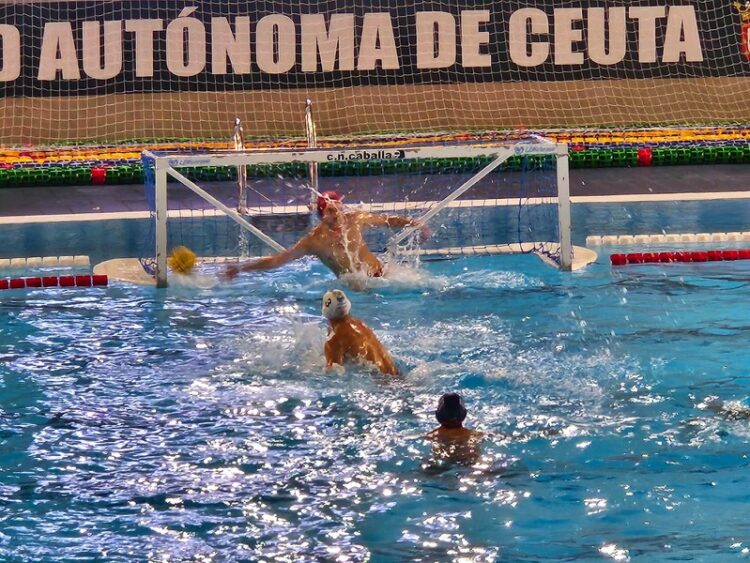 waterpolo-caballa-nada-muriendo-orilla-terrassa-001