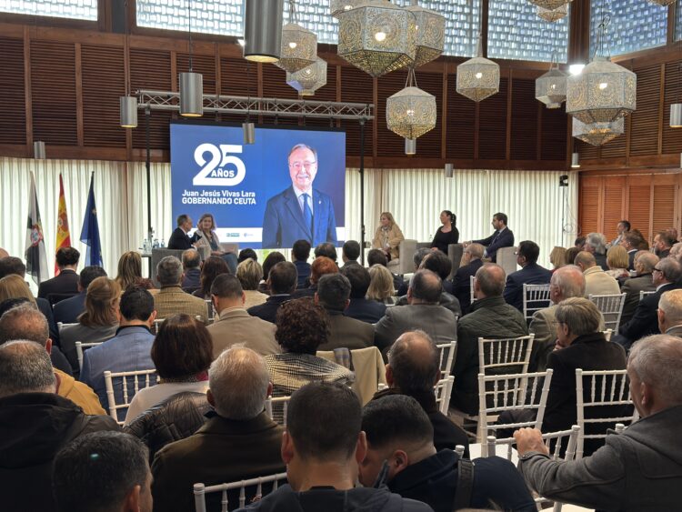acto-25-aniversario-vivas-presidente-ciudad.JPG