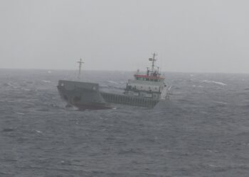 asi-luchan-buques-mercantes-borrasca-therese-3