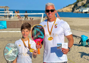 catarecha-llevan-tenis-playa-caballa-mas-alto-ibiza