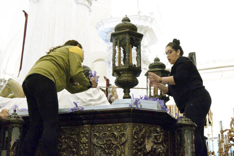 cuadrilla-mujeres-santo-entierro-parihuela-falta-costaleras