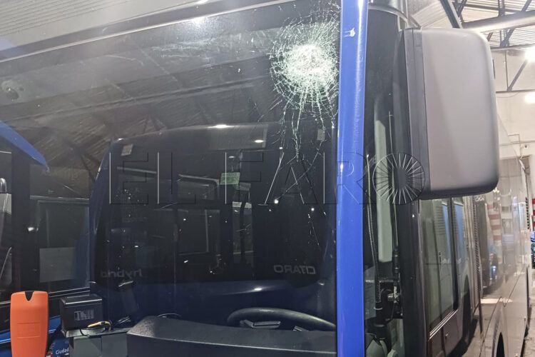 destrozan-luna-delantera-autobus-pedradas