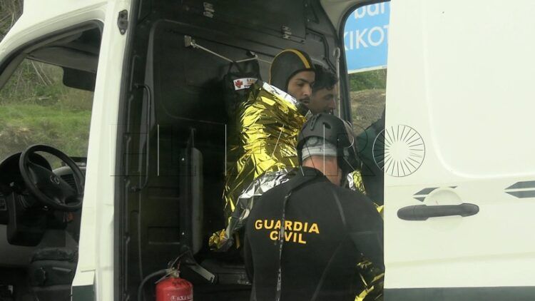 entre-vida-muerte-guardia-civil-salva-inmigrantes-mar-011