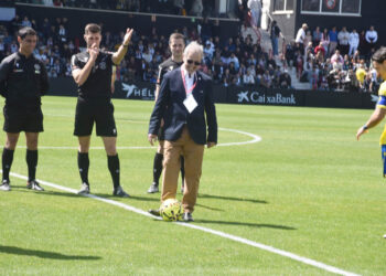 gesto-ceuta-cadiz-mitico-banquillos-carlos-orue