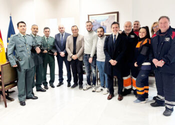 heroes-guardia-civil-061-se-unen-salvar-inmigrante-001