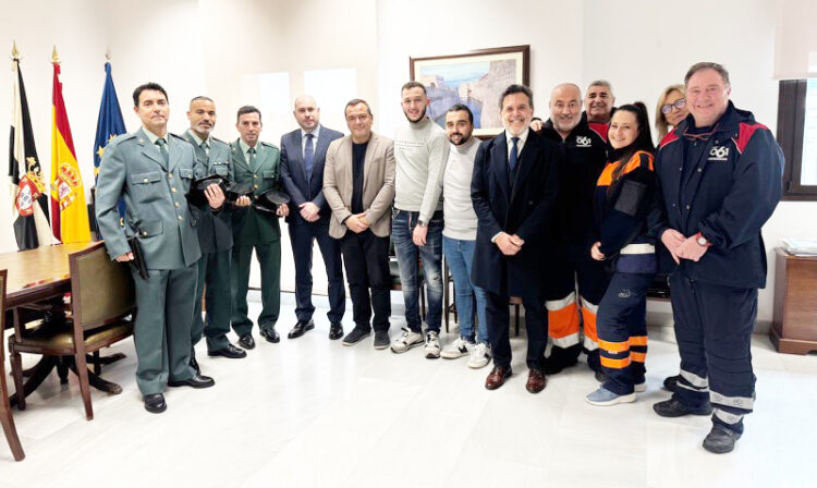 heroes-guardia-civil-061-se-unen-salvar-inmigrante-001