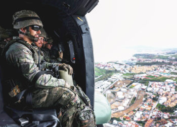 impresionantes-maniobras-legion-helicopteros-militares-ceuta-4