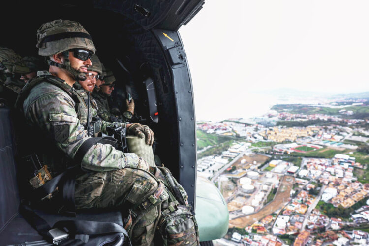 impresionantes-maniobras-legion-helicopteros-militares-ceuta-4