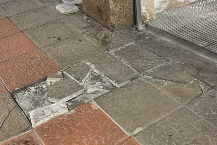 losetas-rotas-huerta-tellez-peligro-vecinos