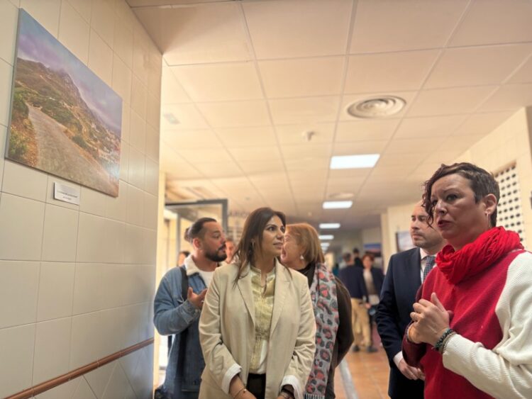 miradas-iluminan-barrio-exposicion-da-luz-mercado-hadu-008