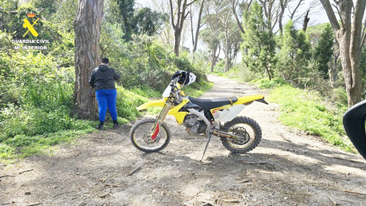 motoristas-ilegalmente-monte-huir-guardia-civil-002