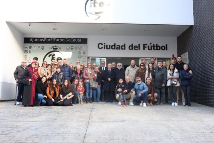 muro-recuerdo-homenaje-personas-dejaron-huella-futbol-ceuti-004