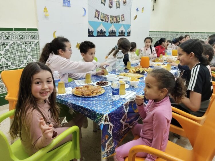 ninos-rosales-sidi-embarek-comparten-ruptura-ayuno-001