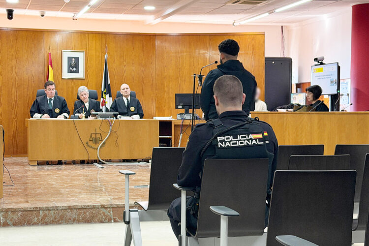 prision-golpear-joven-poblado-marinero-derribar-policia-local