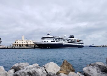 yate-lujo-vidantaworlds-elegant-atraca-muelle-espana-00003