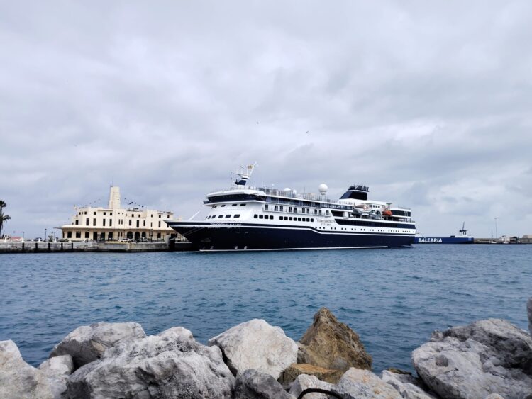 yate-lujo-vidantaworlds-elegant-atraca-muelle-espana-00003