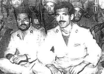 A la izquierda, el capitán médico de Tiradores de Ifni junto al brigada practicante Manrique después de ser liberados en el asedio de Telata