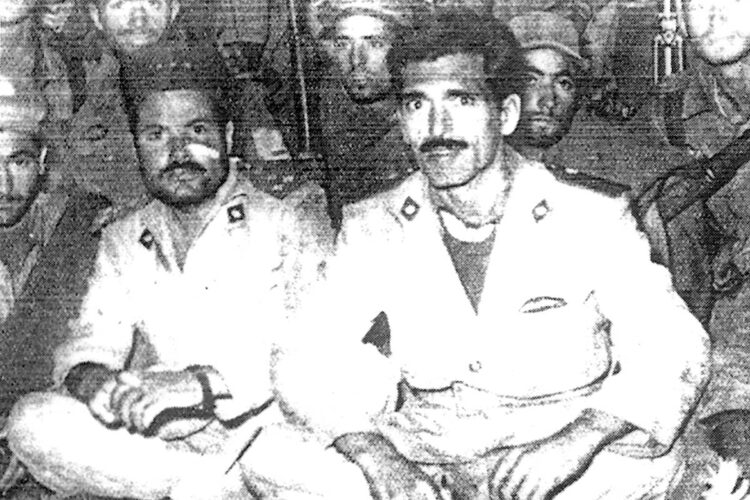 A la izquierda, el capitán médico de Tiradores de Ifni junto al brigada practicante Manrique después de ser liberados en el asedio de Telata