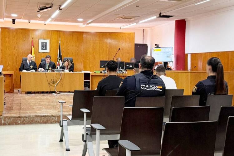 condenados-intentar-pase-inmigrantes-embarcacion-robada-embestir-guardia-civil-2