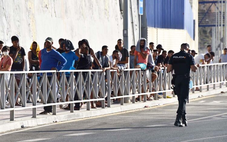 gestion-regularizacion-extraordinaria-extranjeros-centraliza-fuera-ceuta