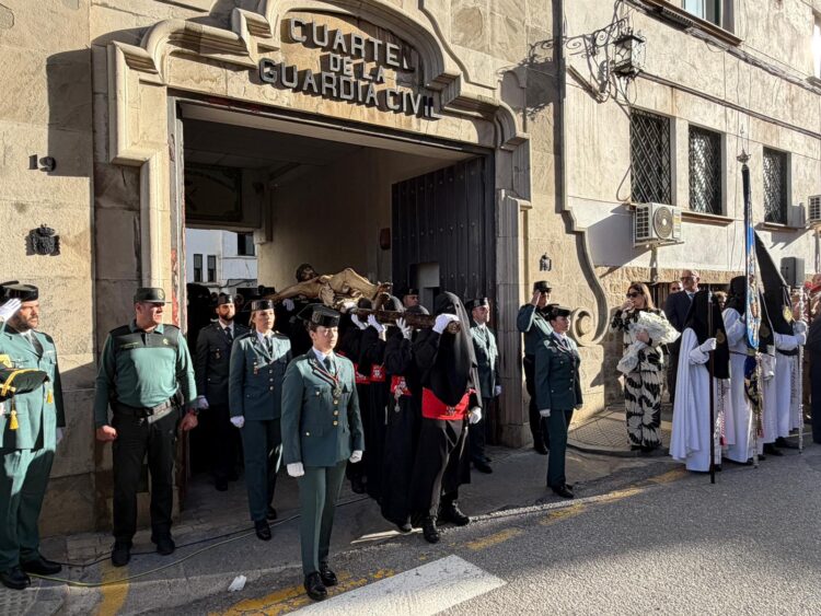 historica-salida-cristo-encrucijada-sede-guardia-civil-jueves-santo-semana-santa-2026-24
