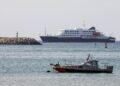 Vista general este 4 de mayo del crucero holandés MV Hondius (atrás), anclado frente a la costa de la ciudad de Praia, en la isla de Santiago (Cabo Verde). En esta embarcación se ha detectado un posible brote de hantavirus. EFE/Elton Monteiro