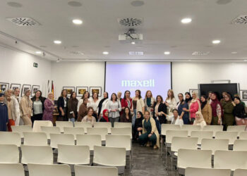 bayt-reune-medio-centenar-mujeres-primer-encuentro-bienestar-emocional-003