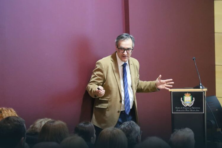 caritas-organiza-conferencia-caridad-cargo-padre-silvio-bueno-2