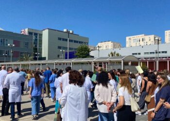 centenar-sanitarios-hospital-protesta-jornada-impuesta-ingesa-007