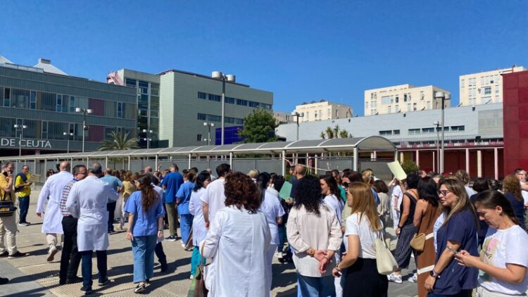 centenar-sanitarios-hospital-protesta-jornada-impuesta-ingesa-007