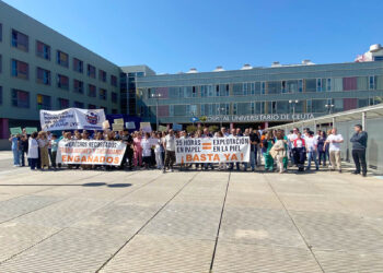 centenar-sanitarios-hospital-protesta-jornada-impuesta-ingesa