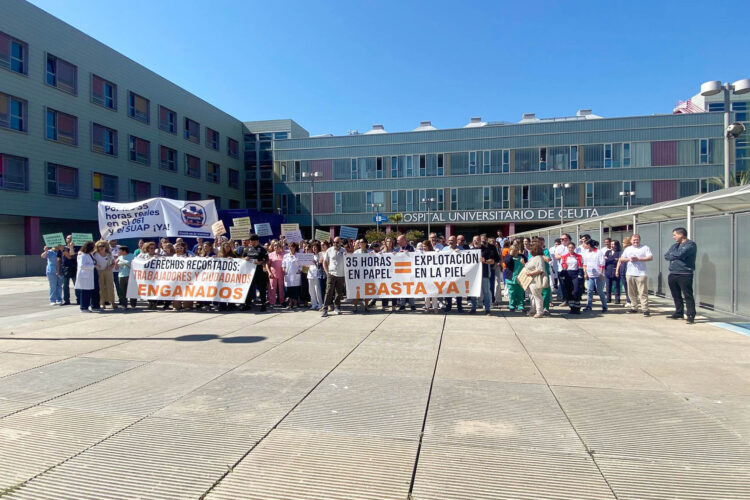 centenar-sanitarios-hospital-protesta-jornada-impuesta-ingesa